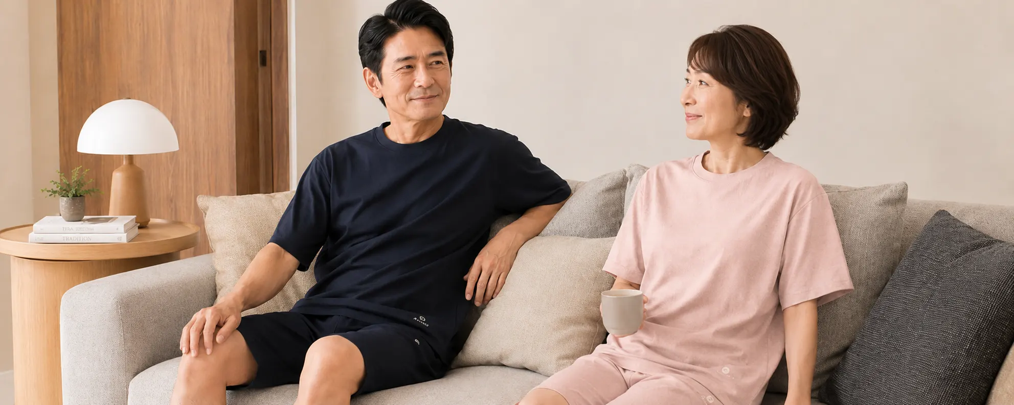 めぐり着 MEGURU KIRAKU リカバリーウェアを着てくつろぐ様子